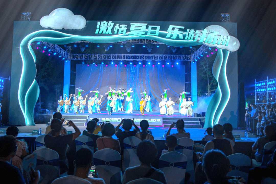 雷火电竞官网-足球比赛缤纷多彩，观众沉浸其中