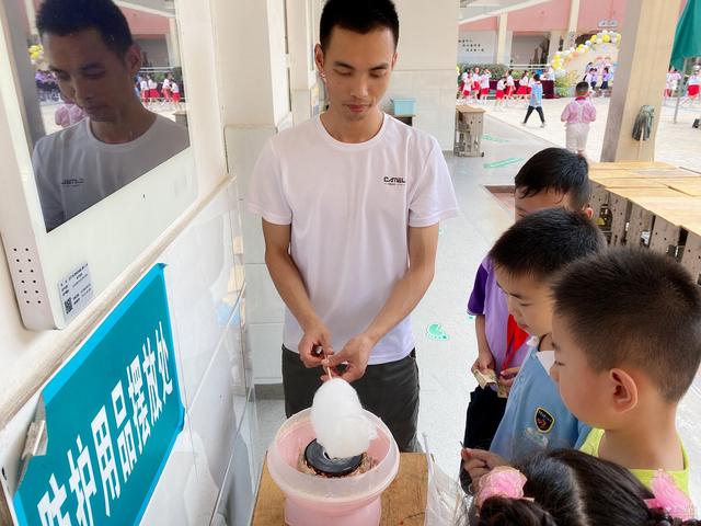 足球比赛缤纷多彩,观众沉浸其中 足球比赛缤纷多彩,观众沉浸其中