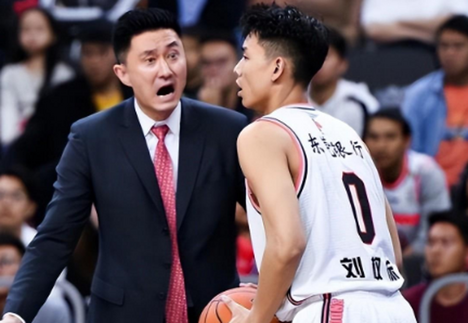 关于广东宏远继续领跑积分榜，稳坐榜首位置的信息