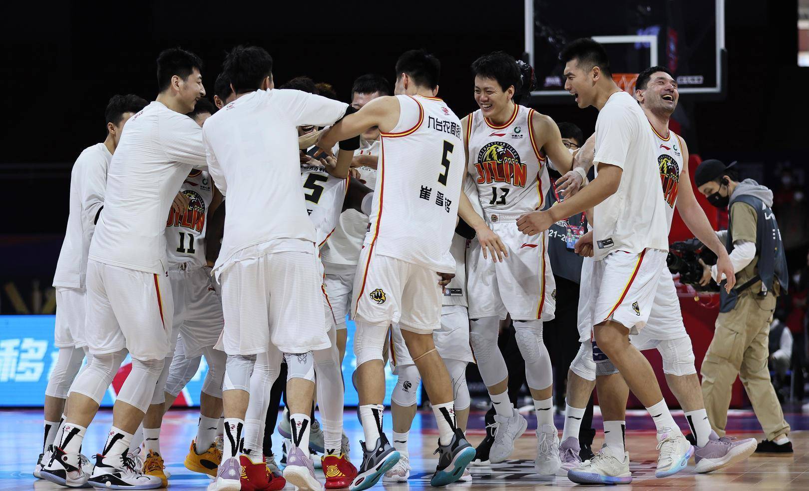 关于职业篮球联赛火爆展开，各队实力悬殊的信息