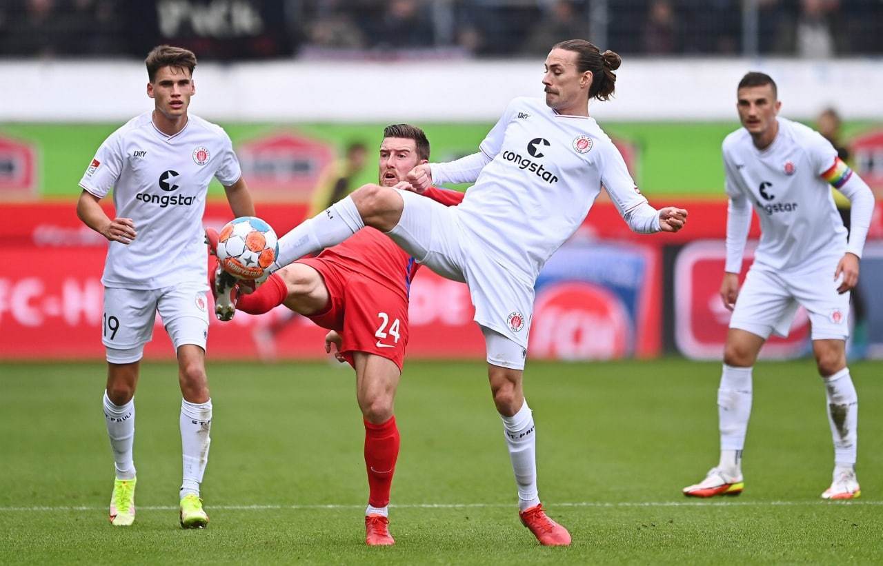 雷火电竞合作-瑞典足球队队员团结一心，取得大比分胜利