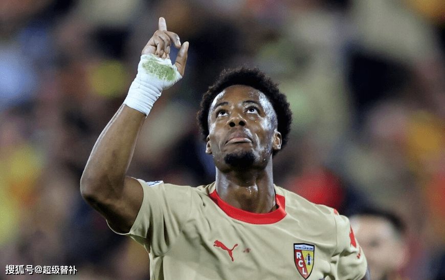 朗斯球员多次进球，攻击手势犀利