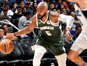 雄鹿客场告捷，米德尔顿砍下+