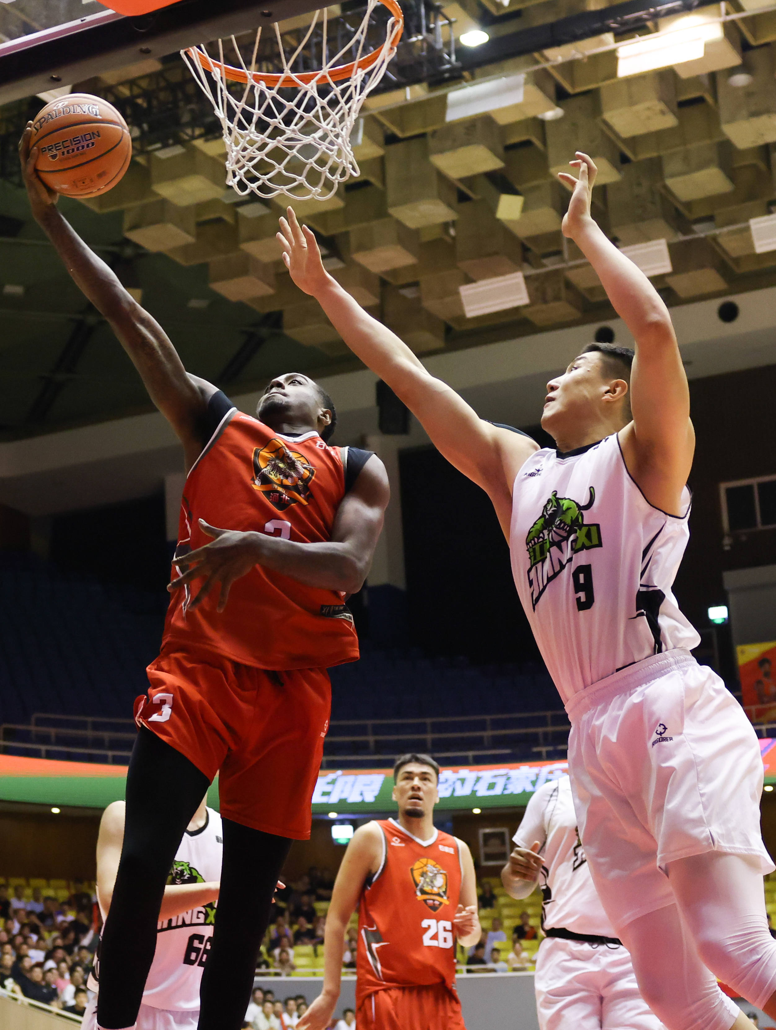 关于篮球联赛的激烈竞争让人心跳加速的信息