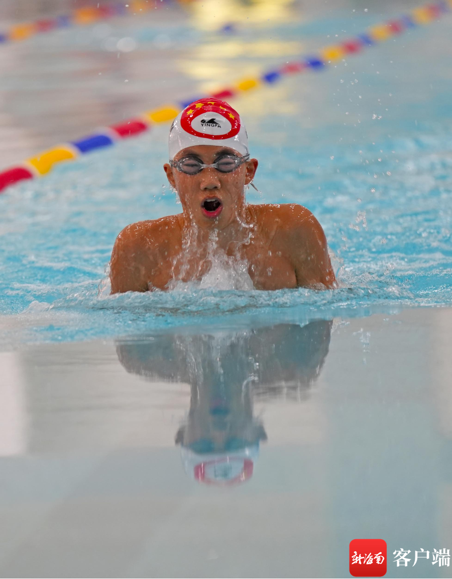 游泳比赛激情澎湃，选手奋力向前